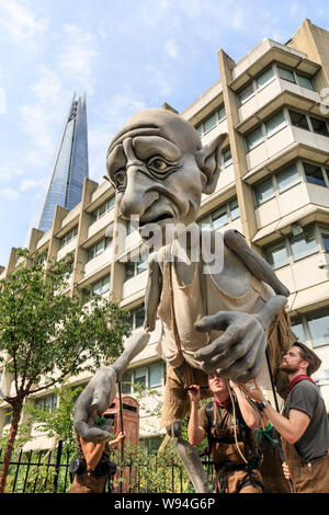 Gnomus, gardien de la terre, un doux géant géant vert par Puppts avec marionnettes 'courage' les marionnettistes, performance en dehors près du Shard, London, UK Banque D'Images