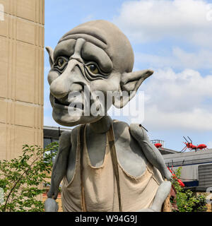 Gnomus, gardien de la terre, un doux géant géant vert avec des Marionnettes Marionnettes par 'courage' marionnettistes, les performances à l'extérieur à Southwark, Londres, UK Banque D'Images