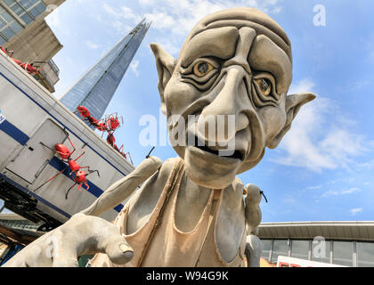 Gnomus, gardien de la terre, un doux géant géant vert avec des Marionnettes Marionnettes par 'courage' les marionnettistes, performance en dehors près du Shard, London, UK Banque D'Images