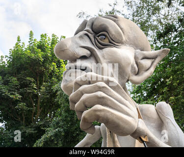 Gnomus, gardien de la terre, un doux géant géant vert avec des Marionnettes Marionnettes par 'courage' marionnettistes, les performances à l'extérieur à Southwark, Londres, UK Banque D'Images