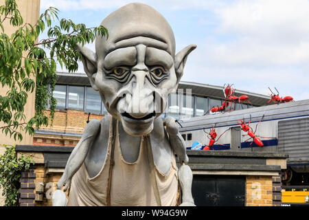 Gnomus, gardien de la terre, un doux géant géant vert avec des Marionnettes Marionnettes par 'courage' marionnettistes, les performances à l'extérieur à Southwark, Londres, UK Banque D'Images