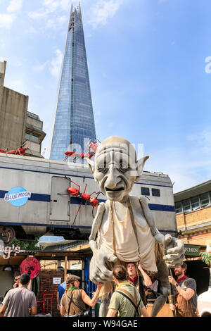 Gnomus, gardien de la terre, un doux géant géant vert par Puppts avec marionnettes 'courage' les marionnettistes, performance en dehors près du Shard, London, UK Banque D'Images