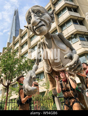 Gnomus, gardien de la terre, un doux géant géant vert avec des Marionnettes Marionnettes par 'courage' marionnettistes, les performances à l'extérieur à Southwark, Londres, UK Banque D'Images