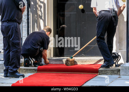 Un tapis rouge est installé et prêt à l'extérieur au 10, Downing Street pour un chef d'État visite, London, UK Banque D'Images