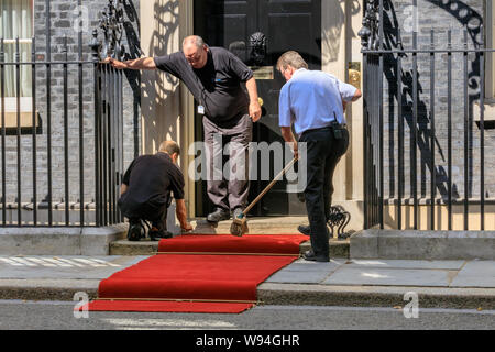 Un tapis rouge est installé et prêt à l'extérieur au 10, Downing Street pour un chef d'État visite, London, UK Banque D'Images