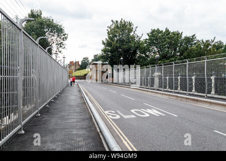 Tall vient de construire les clôtures en métal, destiné à des mesures anti-suicide sur le pont, Hornsey Lane, Londres, Royaume-Uni Banque D'Images