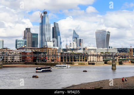 Vue de la ville de Londres à partir de la rive sud de la Tamise à marée basse, Bankside, Londres, UK Banque D'Images