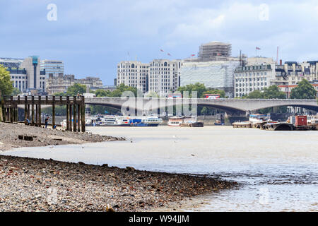 Afficher le long de la Tamise à partir de Blackfriars à marée basse, une jetée en bois et Waterloo Bridge dans la distance, London, UK Banque D'Images