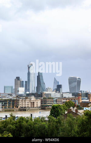 Vue de la ville de Londres à partir de la rive sud de la Tamise à marée basse, Bankside, Londres, UK Banque D'Images