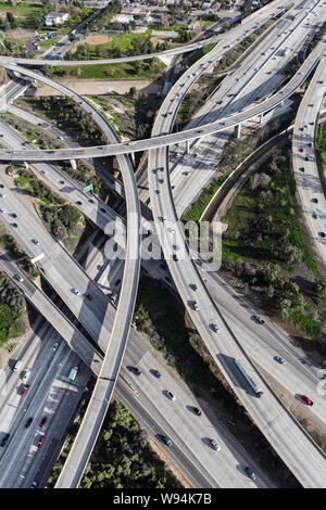 Vue aérienne verticale de l'Interstate 5 et Route 118 freeway des rampes et des ponts dans la vallée de San Fernando de Los Angeles, Californie. Banque D'Images