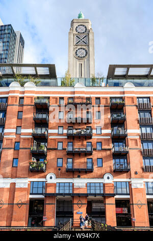 L'Oxo Tower s'élève au-dessus des studios et appartements de Stamford quai sur la rive sud de la Tamise, Blackfriars, Londres, UK Banque D'Images