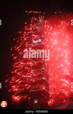 Feux d'artifice explosent sur le Taipei 101 au cours d'une nouvelle année d'artifice avant le minuit à Taipei, Taiwan, le 31 décembre 2012. Banque D'Images
