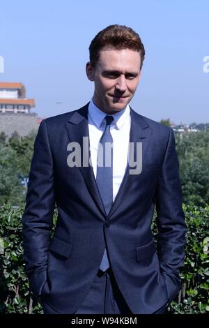 L'acteur anglais Tom Hiddleston pose lors d'un photocall pour promouvoir son nouveau film, Thor : un monde obscur, en face de la porte Zhengyang à Beijing, Chine, 11 Banque D'Images