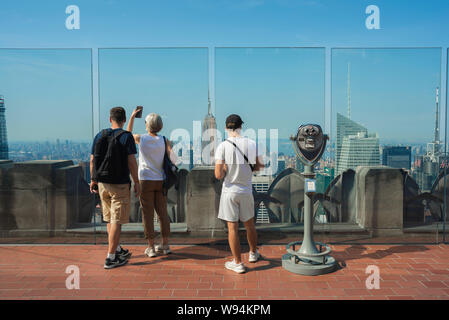 New York City touristes, vue sur les touristes regardant sur Midtown Manhattan depuis le Rockefeller Center Top of the Rock observation Deck, New York City USA Banque D'Images