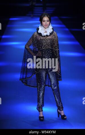 Modèle chinois Zhai Ling affiche une nouvelle création par les concepteurs Gioia Pan et Mark Cheung lors de leur défilé de la Chine au cours de la Fashion Week Spring/Summ Banque D'Images