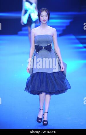 Modèle chinois Zhai Ling affiche une nouvelle création par les concepteurs Gioia Pan et Mark Cheung lors de leur défilé de la Chine au cours de la Fashion Week Spring/Summ Banque D'Images