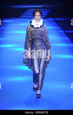 Modèle chinois Zhai Ling affiche une nouvelle création par les concepteurs Gioia Pan et Mark Cheung lors de leur défilé de la Chine au cours de la Fashion Week Spring/Summ Banque D'Images