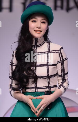 L'actrice chinoise Fan Bingbing sourit au cours de la conférence de presse pour le lancement de la boutique en ligne Lunettes Prsr à Beijing, Chine, 14 avril 2013. Banque D'Images