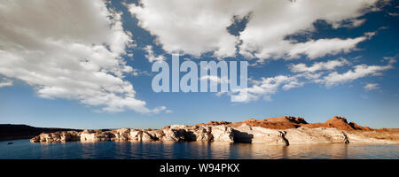 Clear Lake sur la côte d'un paysage aride. Banque D'Images