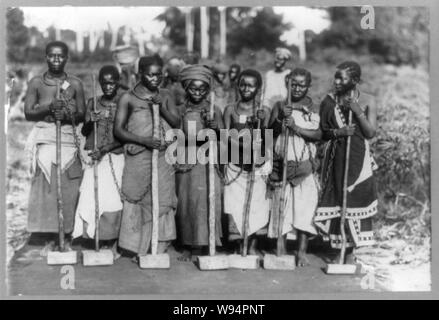 Afrique - Tanganyika - Dar Es Salaam--Les femmes travaillant sur road Résumé : Les femmes enchaînés ensemble par bagues de col. Banque D'Images