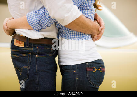 Couple hugging à côté de voiture rétro Banque D'Images