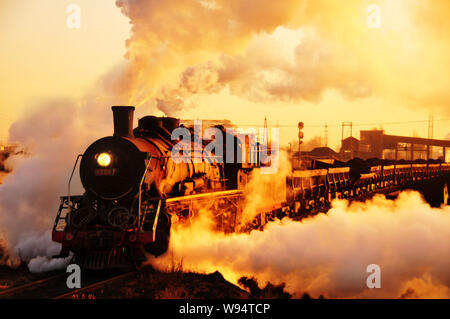 Une locomotive à vapeur tire sur des wagons de chemin de fer dans la ville de Chifeng, Chine du nord Région autonome de Mongolie intérieure, le 6 janvier 2012. Chines sys rail Banque D'Images
