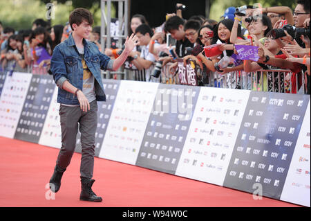 Le chanteur Greyson Chance vagues aux fans comme il arrive pour la 11e CCTV-MTV Music Awards Gala à Beijing, Chine, 21 août 2012. Banque D'Images