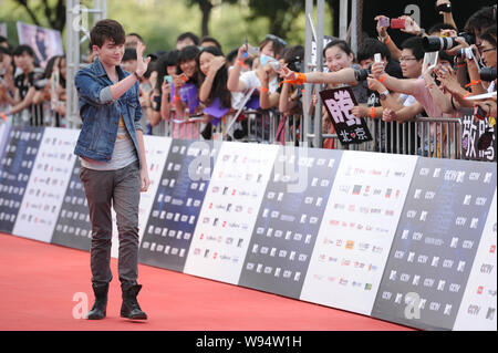 Le chanteur Greyson Chance vagues aux fans comme il arrive pour la 11e CCTV-MTV Music Awards Gala à Beijing, Chine, 21 août 2012. Banque D'Images