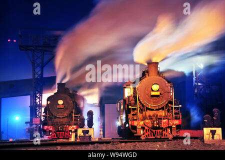 Deux locomotives à vapeur sont arrêtés sur la piste dans la ville de Chifeng, Chine du nord Région autonome de Mongolie intérieure, le 6 janvier 2012. Chines système ferroviaire est Banque D'Images