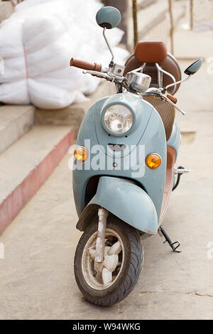 Scooter garée dans la rue, Chine Banque D'Images