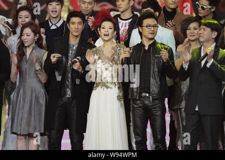 (De gauche à droite en première rangée) chanteur chinois Zhang Liangying, chanteur taïwanais Leehom Wang, l'actrice chinoise Zhang Ziyi et chanteur Wang Feng perfor Banque D'Images