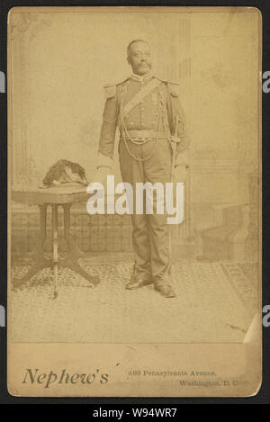 African American Soldier, portrait en pied, portant GAR médaille, debout à côté de la table / Neveu, 493 Pennsylvania Avenue, Washington, D. C. Banque D'Images