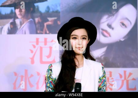 --FILE--L'actrice chinoise Fan Bingbing pose lors d'une conférence de presse pour le film, double exposition, à Beijing, Chine, 24 octobre 2012. Fan Bingbing, th Banque D'Images