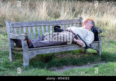 L'homme de dormir sur un banc de la Maison Kenwood Hampstead London UK Banque D'Images