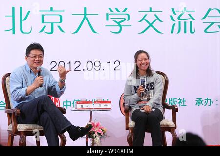 Superstar tennis chinoise Li Na, droite, laughes lors d'une réunion pour promouvoir son autobiographie, jouer seul, à l'Université de Pékin à Beijing, Chine, 12 S Banque D'Images