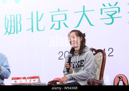 Superstar tennis chinoise Li Na laughes lors d'une réunion pour promouvoir son autobiographie, jouer seul, à l'Université de Pékin à Beijing, Chine, 12 Septembre Banque D'Images