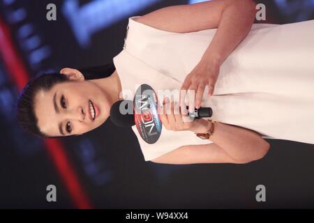 L'actrice chinoise Li Bingbing parle lors de la cérémonie de lancement du nouveau programme TV en direct de divertissement à Beijing, Chine, 20 août 2012. Banque D'Images