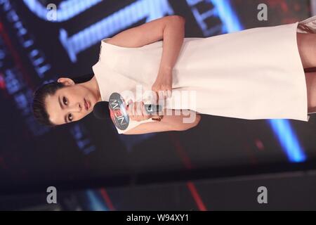 L'actrice chinoise Li Bingbing parle lors de la cérémonie de lancement du nouveau programme TV en direct de divertissement à Beijing, Chine, 20 août 2012. Banque D'Images