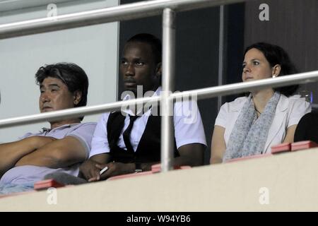 L'ancien attaquant de Chelsea Didier Drogba, le nouveau membre de la Shanghai Shenhua, montres le 17 tour de la match de football chinois 2012 Super Banque D'Images
