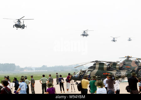 Z-9WZ survoler des hélicoptères d'attaque au cours d'une manifestation à une base de l'Armée de Libération Populaire (PLA) 4e Régiment d'hélicoptères de l'aviation de l'armée à Pékin, Banque D'Images