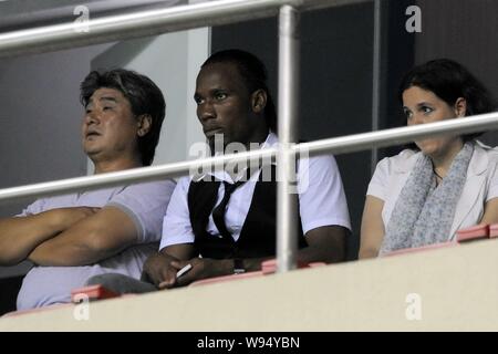 L'ancien attaquant de Chelsea Didier Drogba, le nouveau membre de la Shanghai Shenhua, montres le 17 tour de la match de football chinois 2012 Super Banque D'Images