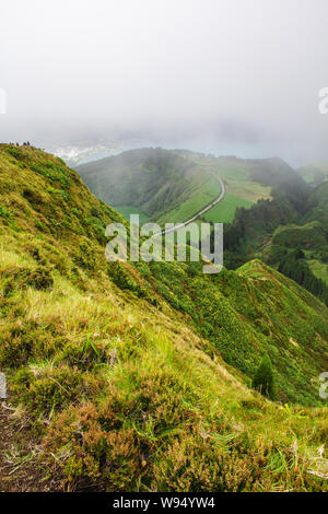 Voir la célèbre de la pittoresque ville de Sete Cidadas sur une journée nuageuse, l'île de São Miguel, Açores, Portugal Banque D'Images