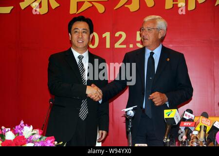 L'entraîneur italien Marcello Lippi, serre la main avec Guangzhou Evergrandes président Xu Jiayin lors d'une conférence de presse pour la cérémonie de signature à Guangzho Banque D'Images