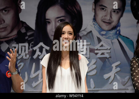 L'actrice chinoise Yang Mi sourire pendant la réunion des fans pour son nouveau film, sur la façon dont, dans le sud-ouest de la ville de Chengdu, province du Sichuan, Chine 1 juin 2012. Banque D'Images