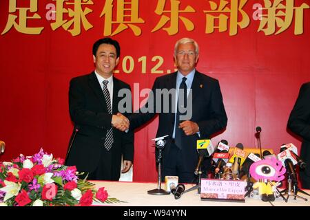 L'entraîneur italien Marcello Lippi, serre la main avec Guangzhou Evergrandes président Xu Jiayin lors d'une conférence de presse pour la cérémonie de signature à Guangzho Banque D'Images