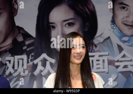 L'actrice chinoise Yang Mi sourire pendant la réunion des fans pour son nouveau film, sur la façon dont, dans le sud-ouest de la ville de Chengdu, province du Sichuan, Chine 1 juin 2012. Banque D'Images