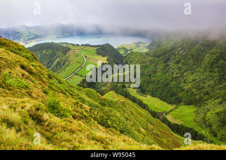 Voir la célèbre de la pittoresque ville de Sete Cidadas sur une journée nuageuse, l'île de São Miguel, Açores, Portugal Banque D'Images
