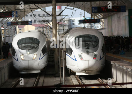 --FILE--Deux CRH (China railway High-speed) bullet train est photographié à Qingdao Railway Station dans la ville de Qingdao, province du Shandong, Chine de l'est 1 apr Banque D'Images