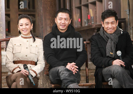 --File--(de gauche) L'actrice chinoise Zhang Yuqi, acteur Duan Yihong et Cheng Taishen sont illustrés au cours d'une conférence de presse à l'emplacement de tournage Banque D'Images