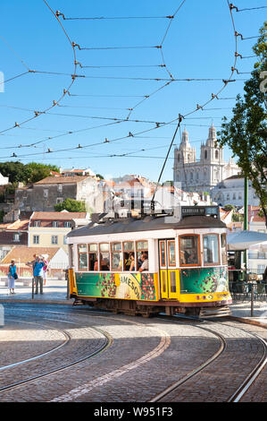 Tramway à Largo das Portas do Sol,Lisbonne Alfama Banque D'Images